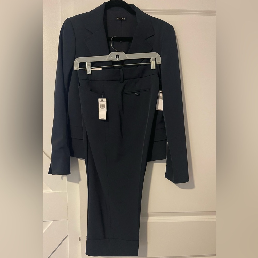 NEW w Tag💥 Tahari, Jacket and Capri Pants Suit, Navy Blue, Size 12!